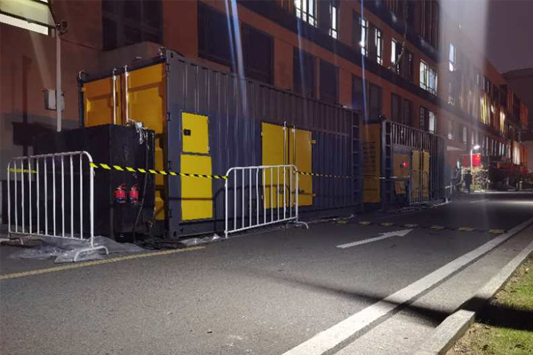 兴山柴油发电机组的输出电压是如何调节的？